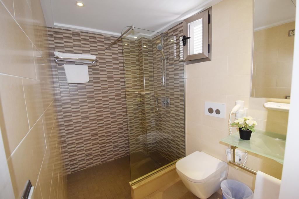 Apartamentos Ferrera Pins Кала Ферера Екстериор снимка